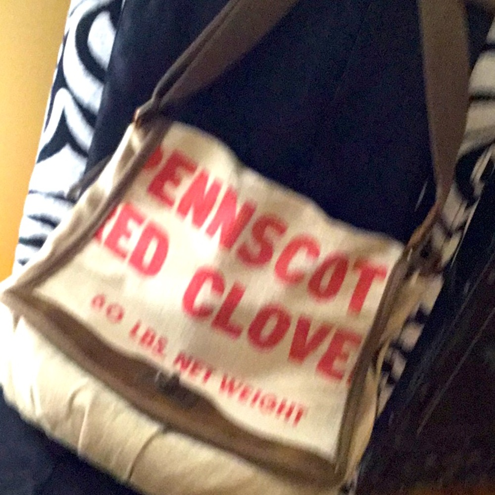 I am selling a Selina Vaughan Pennscot Red Clover 60 pounds canvas shoulder bag.